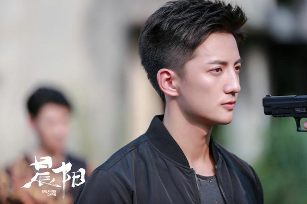 在剧中,演员杨仕泽饰演一位正直勇敢的退役特种兵郭阳,外表冷若冰山