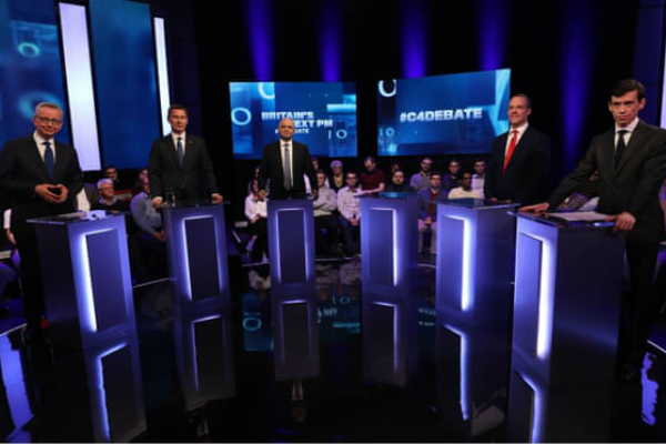 5位候选人参加电视辩论（图：《卫报》）