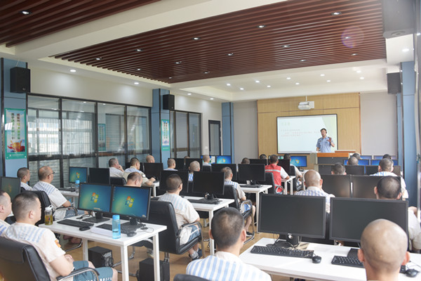 省镇江监狱掀起罪犯考证热今年已有380人次参加创业培训和职业推介