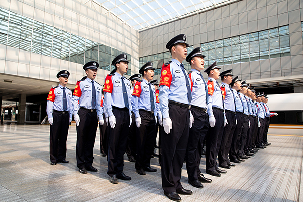 上海铁警乘警支队举行红袖标佩戴仪式 加强一线民警执勤标志管理
