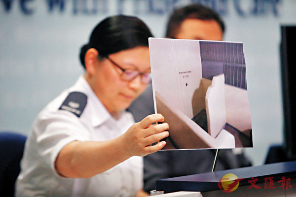  香港女警司早前展示图片澄清“黄媒”不实指控。（文汇报）