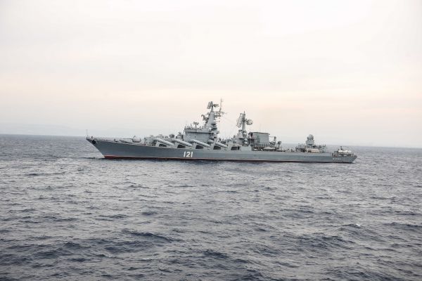 资料图：这是在叙利亚塔尔图斯港附近拍摄的“莫斯科号”导弹巡洋舰。塔尔图斯港是俄海军在海外的唯一海军基地。新华社 
