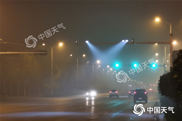  20日凌晨，河北石家庄雾气弥漫，能见度低 （摄/寇家祥）