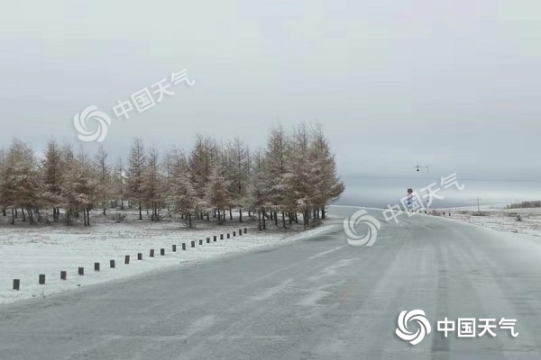 全国大范围雨雪降温 昨天早晨,内蒙古辉腾锡勒草原寒风凛冽,白雪皑皑。(图/陈和平)