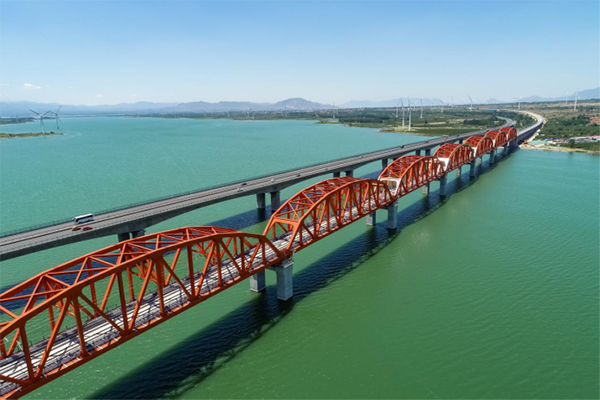 河北官厅水库特大桥与风车合影图