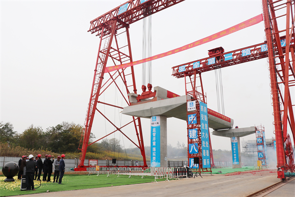 中建八局宁句城际项目首片u梁架设成功