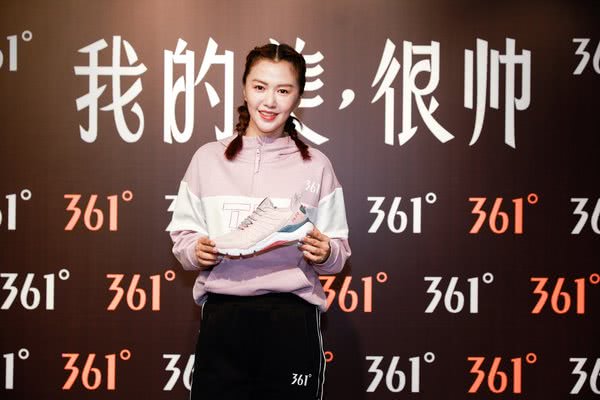 361度品牌形象代言人谭维维携全新女子系列秋冬产品空降太原柳巷,化身