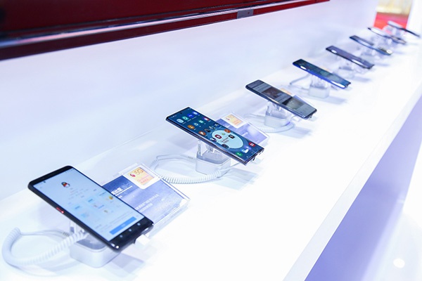 高通携多款中国手机厂商基于高通5G方案发布的商用手机亮相进博会