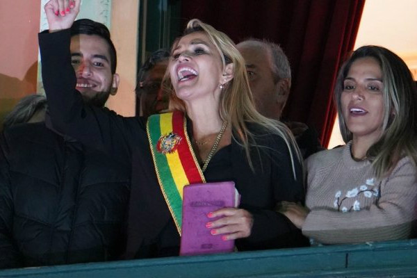 珍妮娜·阿内兹正式担任玻利维亚临时总统（图源：墨西哥《宇宙报》）