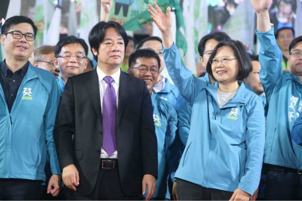赖清德献媚蔡英文称其“没缺点” 遭讽:尊严丧失