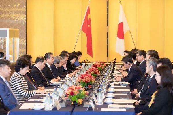 ▲当地时间11月25日,国务委员兼外交部长王毅在东京同日本外相茂木敏充共同主持中日高级别人文交流磋商机制首次会议。(新华社)