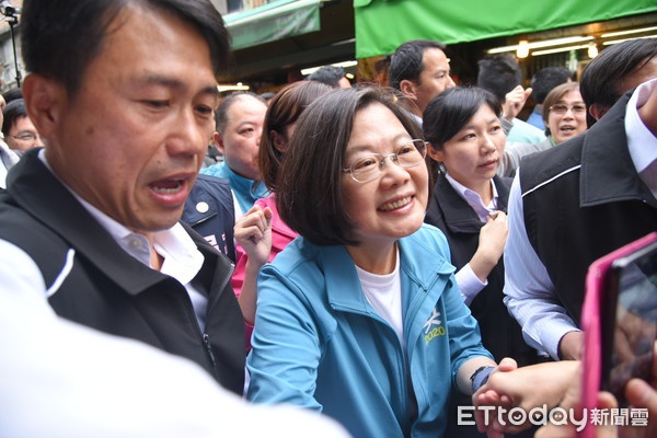 蔡英文菜市场扫街，现场混乱。（图片来源：台湾“东森新闻云”）