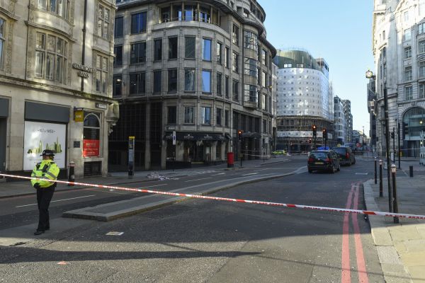 11月30日，在英国伦敦，警察在恐怖袭击事件现场附近警戒。新华社发
