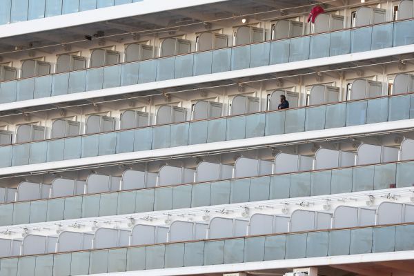 资料图片:2月6日,在日本横滨,“钻石公主”号邮轮上被隔离的乘客在打电话。新华社记者 杜潇逸 摄