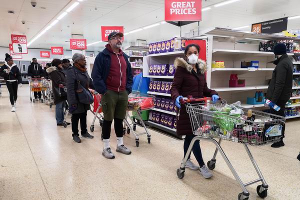 2020年3月,英国伦敦,人们在超市抢购新华社