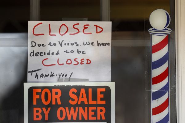  图说：4月2日，在美国格罗斯波因特伍兹，一家因新冠疫情关闭的商店贴着“转让”的告示。新华社/美联