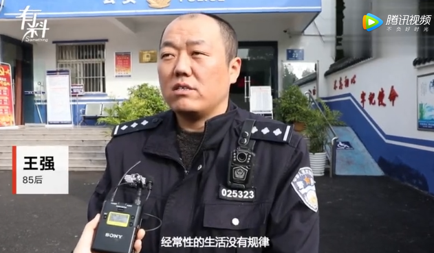 ▲85后民警王强在批准采访时说生活频繁异国规律。图片来自吾们视频截图。