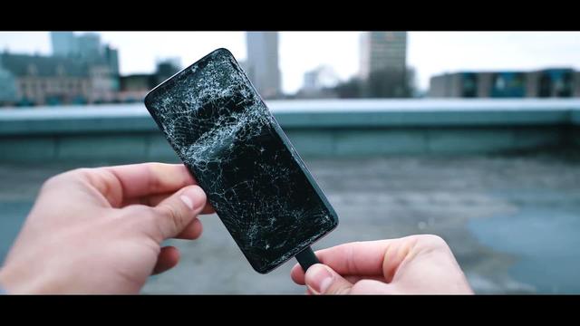 将三星s9从300米高空扔下去 结果手机碎成玻璃渣