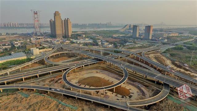 杨泗港快速通道四新段全部完工,含有8条匝道