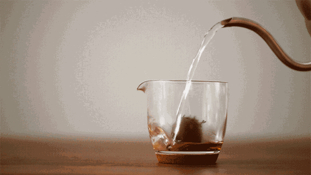 是整颗冲泡,将小青柑整颗置入壶中,加沸水冲泡,让小青柑被充分渗透,汤