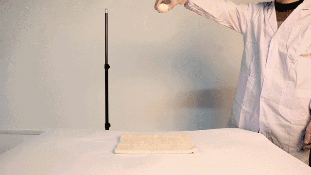 小七取两枚鸡蛋,从同样高度做自由落体,落在普通棉毛巾上的鸡蛋碎了.