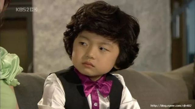 当年冷笑宝宝已经长成了16岁的少年.