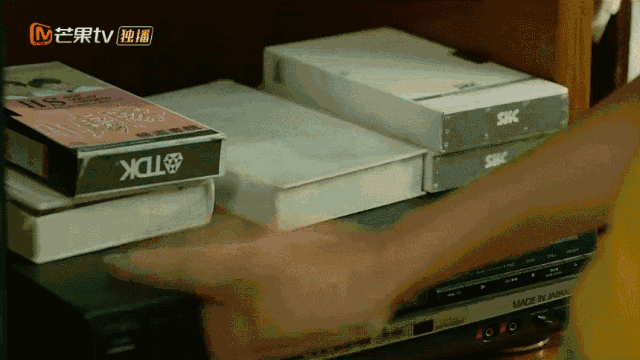 电视机花屏全靠手拍,能看出《青春期》的编剧很想还原当年的生活细节