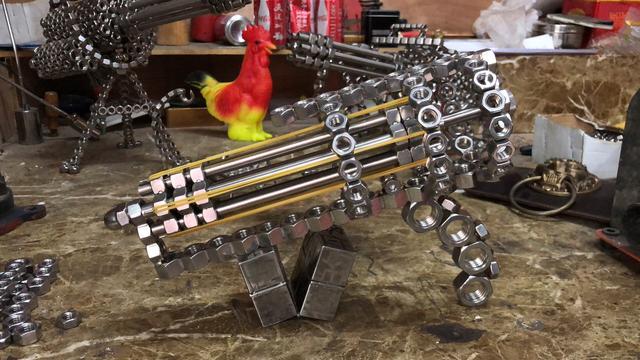 耿帅使用螺母制作的加特林机枪等手工艺品今年29岁的耿帅是河北报定