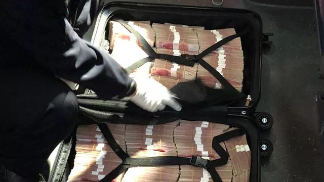 太大意皮卡车一个急转弯甩飞行李箱里面装了190万现金