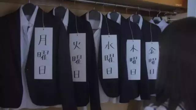 在签售现场显明能够绕出去,照样依照规则沿围栏走。
