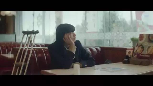 店长近藤正己（大泉洋饰）亲切地向她打招呼，并贴心地赠送了一杯咖啡。