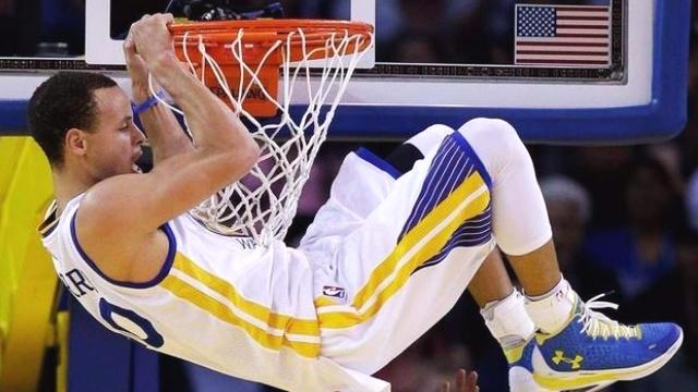 金州拉文暴扣被吹无效!库里是否会在季后赛上