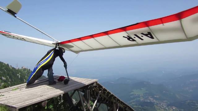 单人滑翔翼悬崖上的信仰一跃_手机新浪网