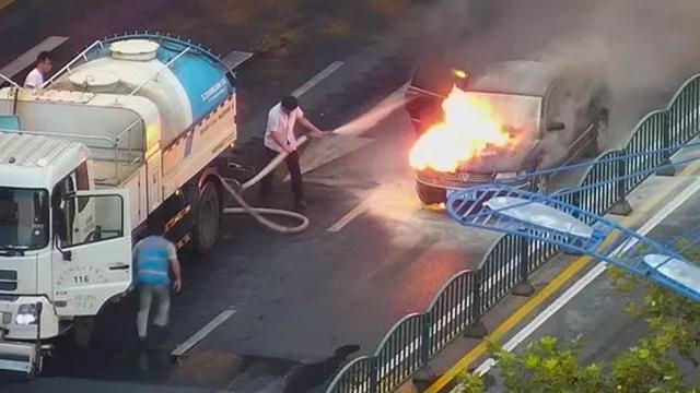 轿车街头自燃 环卫洒水车秒变"消防车"喷水灭火