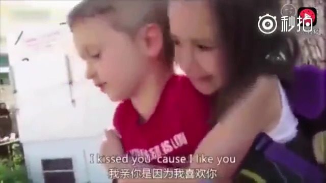 小萝莉偷亲男孩一下，接下的一幕直接虐杀单身狗！_手机新浪网