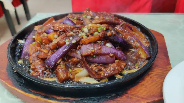 晚安,睡前发个铁板肉末烧茄子