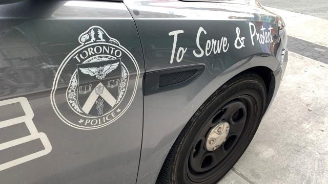 crescent上的一间学校( glamorgan junior public school)停车场内