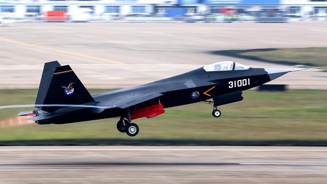 可能上003型航母的fc31鹘鹰我第五代单座双发隐形战斗机