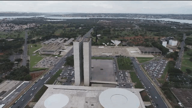 △巴西利亚三权广场，顾名思义，它是被总统府、最高法院和国会大厦围起来的一个广场，是巴西的神经中枢，位置刚好处在“飞机之城”的机头。
