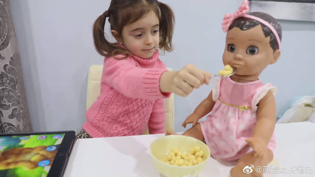 把萌宝和萌萌的玩偶放一块是什么体验