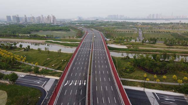 南京江北横江大道快速化部分路段竣工民警提前规划确保假期畅通