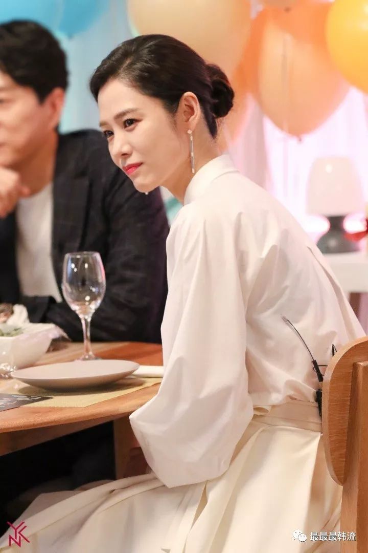 这个角度看真的好像孙艺珍啊,果然美人都是相似的!