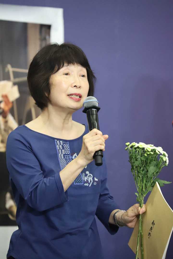 《和平饭店》中演女作家的孔维,演员闫楠拿着雏菊亮相演员刘钧放飞了