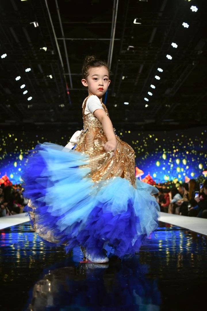 又美又可爱济南小童模大秀t台走路带风燃爆全场