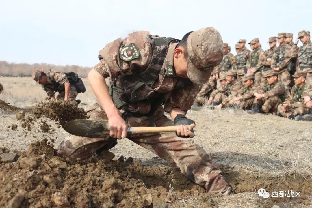 随着一声"报告",三连选手率先完成了单兵掩体的构筑,在随后的几分钟内