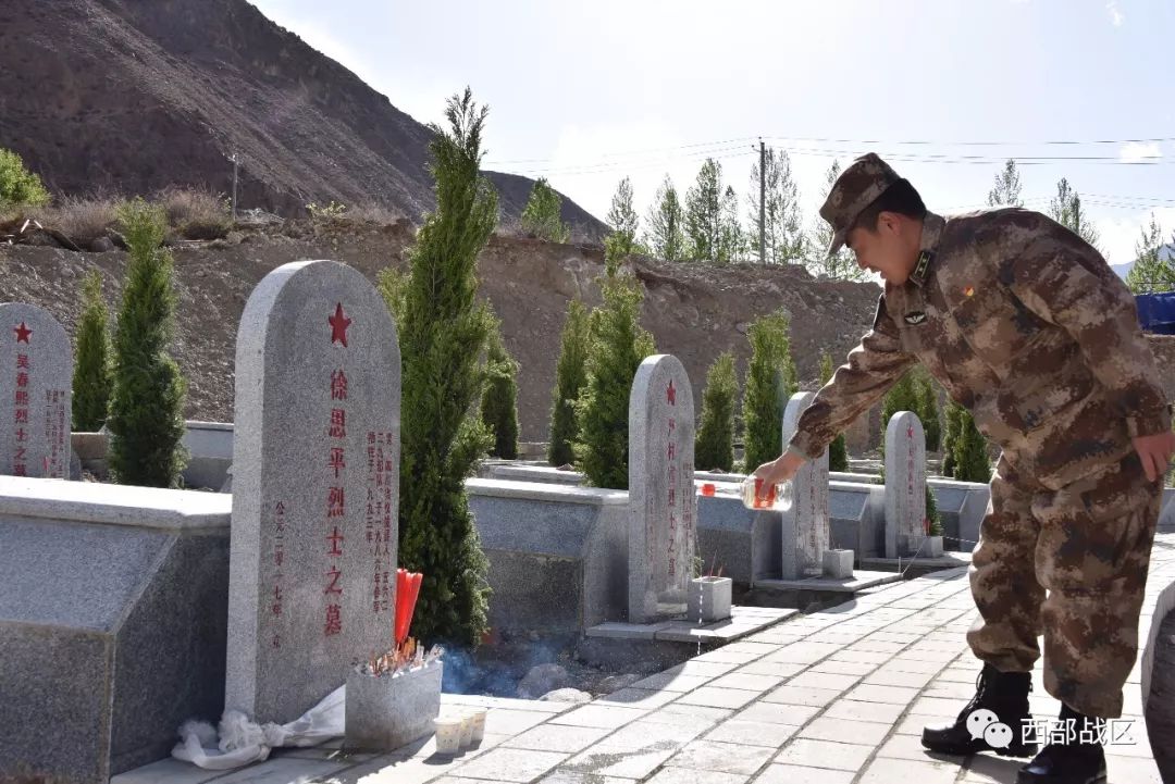 川藏兵站部某汽车团:把教育课堂搬上三千里川藏线