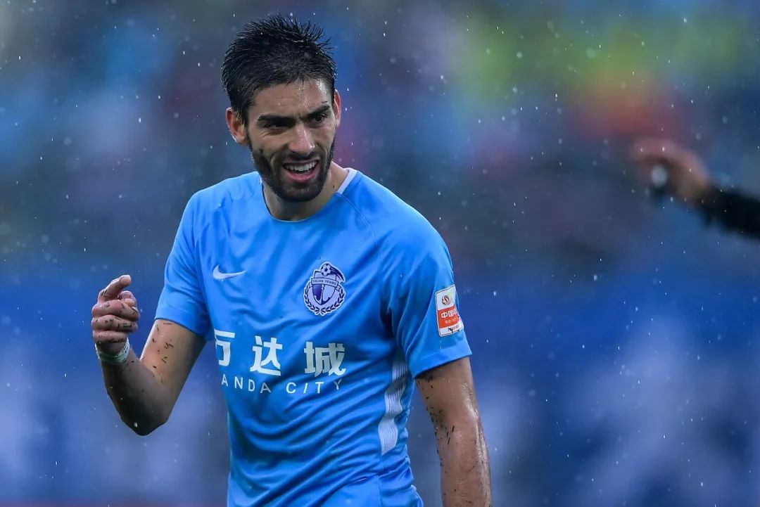 靠谱的足球外围平台:贝利攻破纳瓦斯球门,哥伦