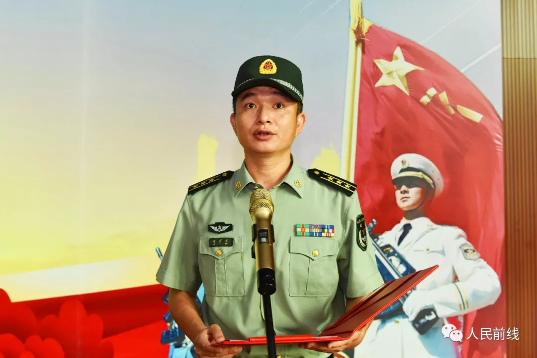 这个海防旅举行校尉军官晋衔仪式,家人一起沾光