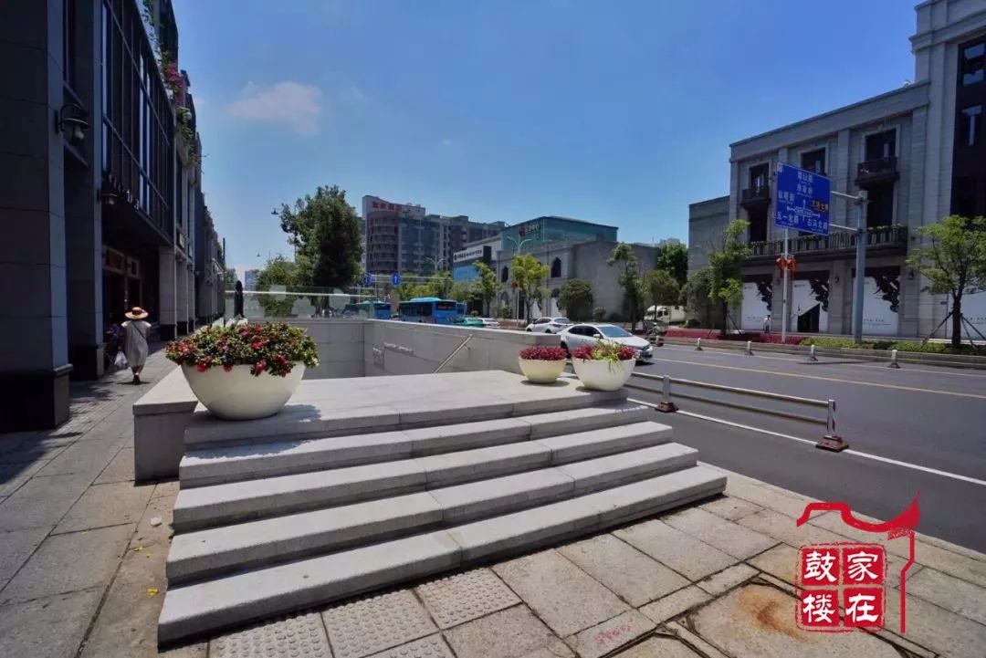 地铁站也可以进出地下商业街▲花巷教堂前的入口也可通往地下商业街