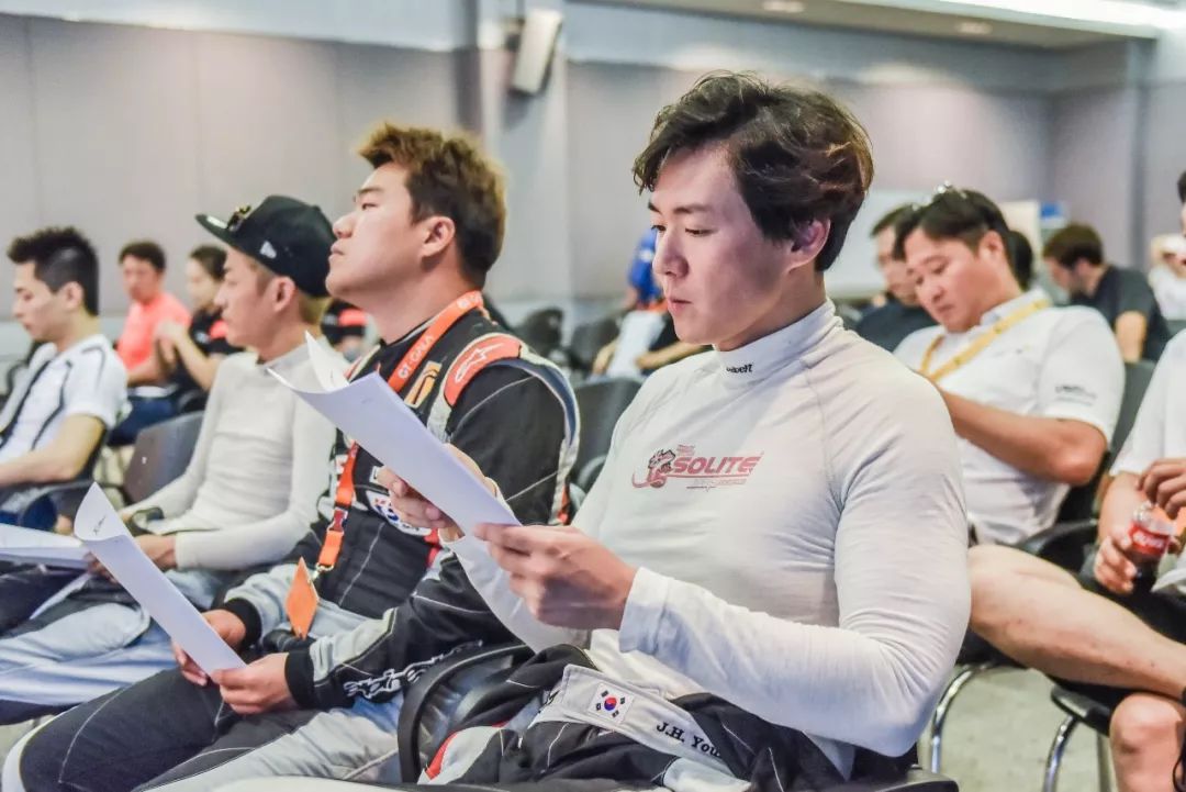 【专访】傻豹豹专访前top gear korea主持人